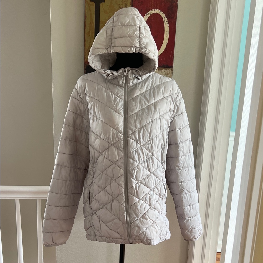 This is a women's ZeroXposur Brooke Packable Puffer Jacket in a light gray color